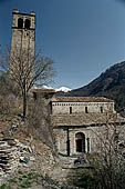 La Pieve Romanica di San Siro (XI sec). Si noti che per rispettare l'orientazione canonica dell'abside si fu costretti a costruire il portale sul lato meridionale della chiesa. 